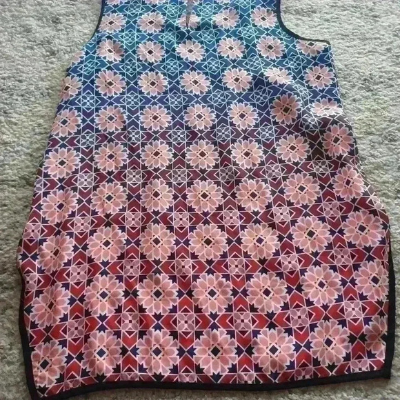 Vince Camuto Geographic Flower Sleeveless Top PS - Picture 5 of 9